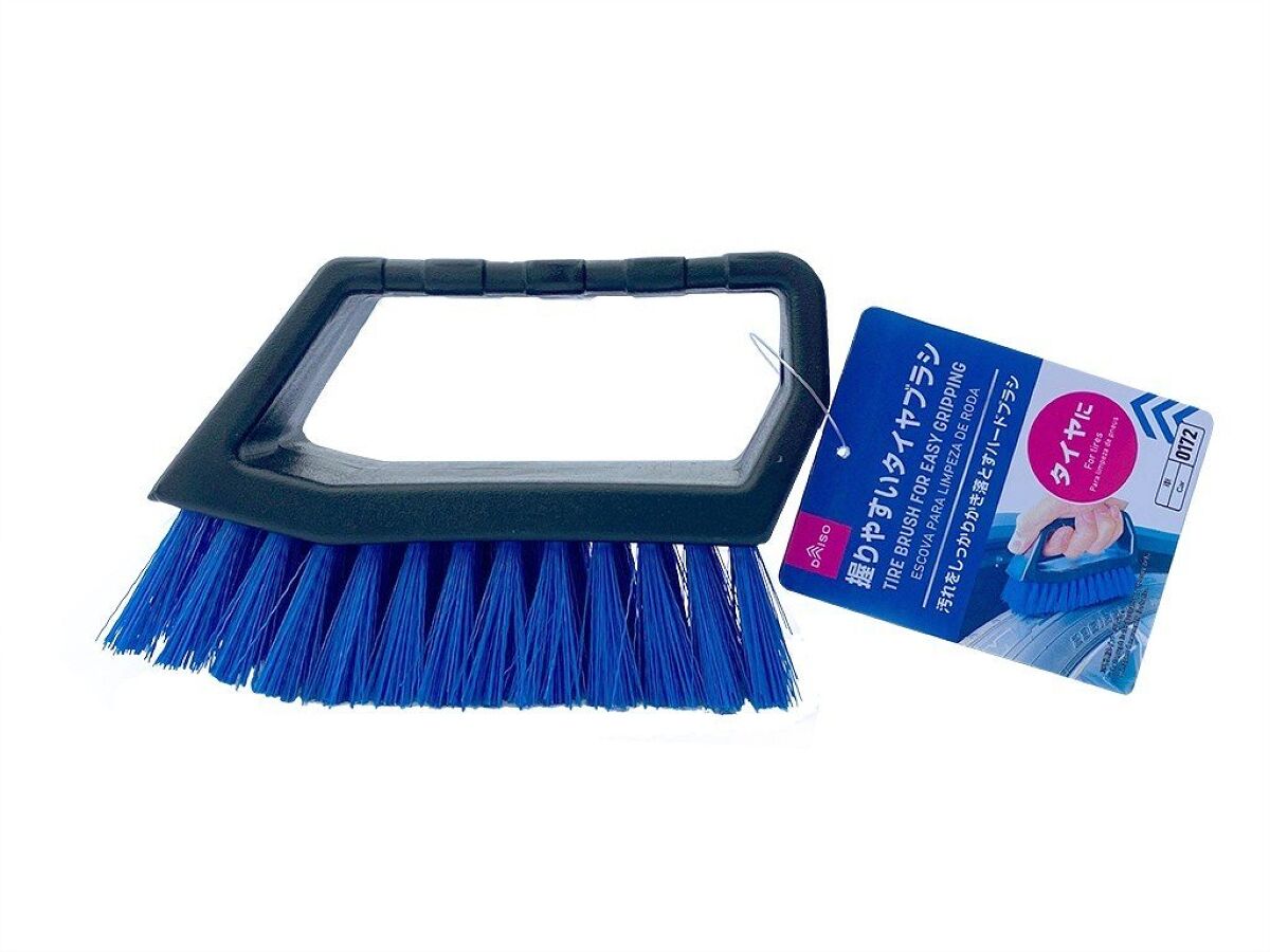 Daiso Tire brush for easy gripping FrontPackage