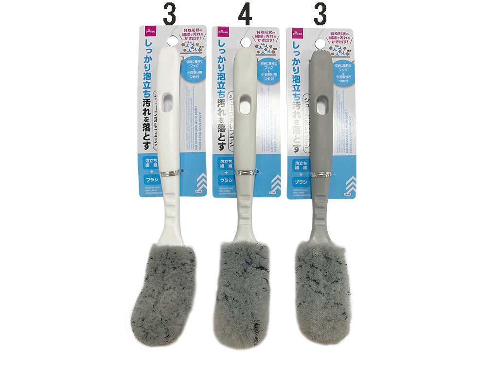 Daiso A shoe brush that creates a good lather and removes dirt FrontPackage
