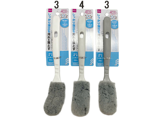 Daiso A shoe brush that creates a good lather and removes dirt FrontPackage